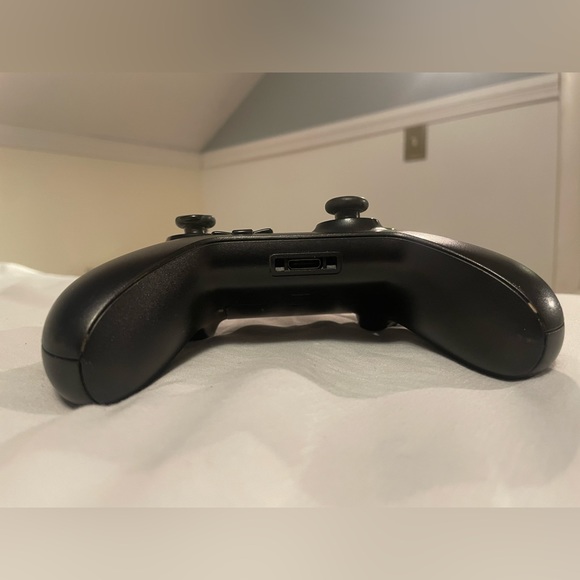 Xbox controller. - Picture 2 of 4